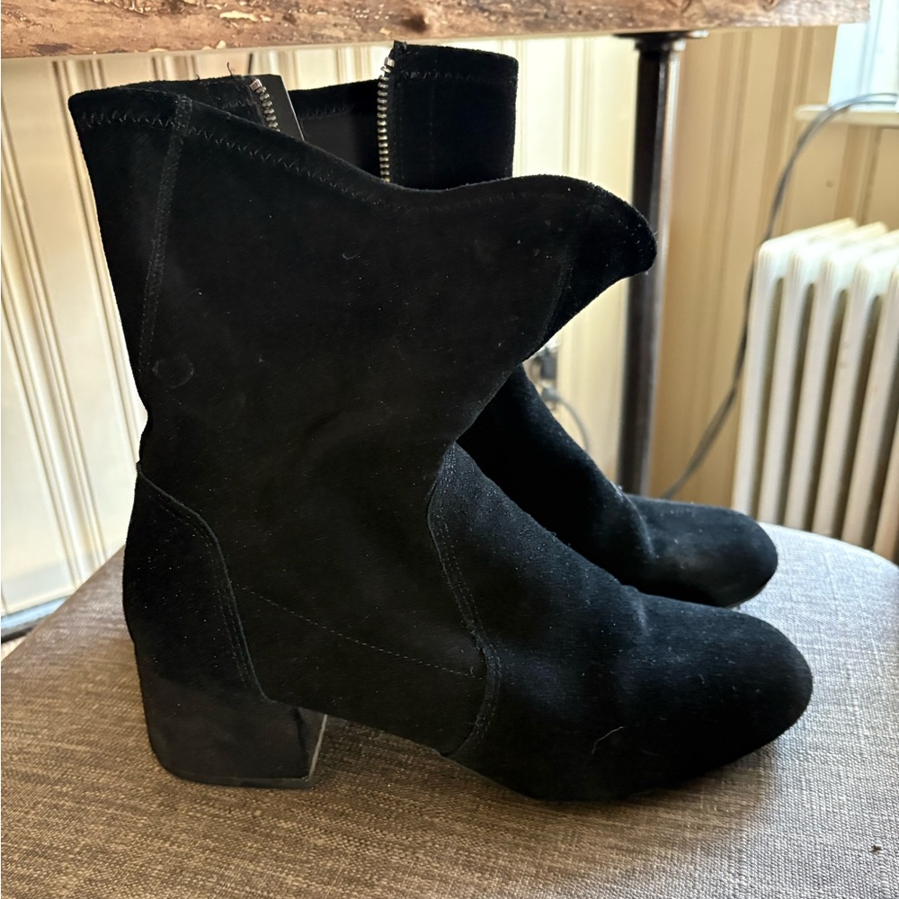 TAHARI Leather suede boots! Size 8